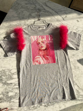 Cargar imagen en el visor de la galería, Vogue Beauty T-shirt
