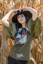 Cargar imagen en el visor de la galería, GREEN VELVET T-SHIRT
