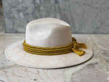 Cargar imagen en el visor de la galería, SOMBRERO KUMAL
